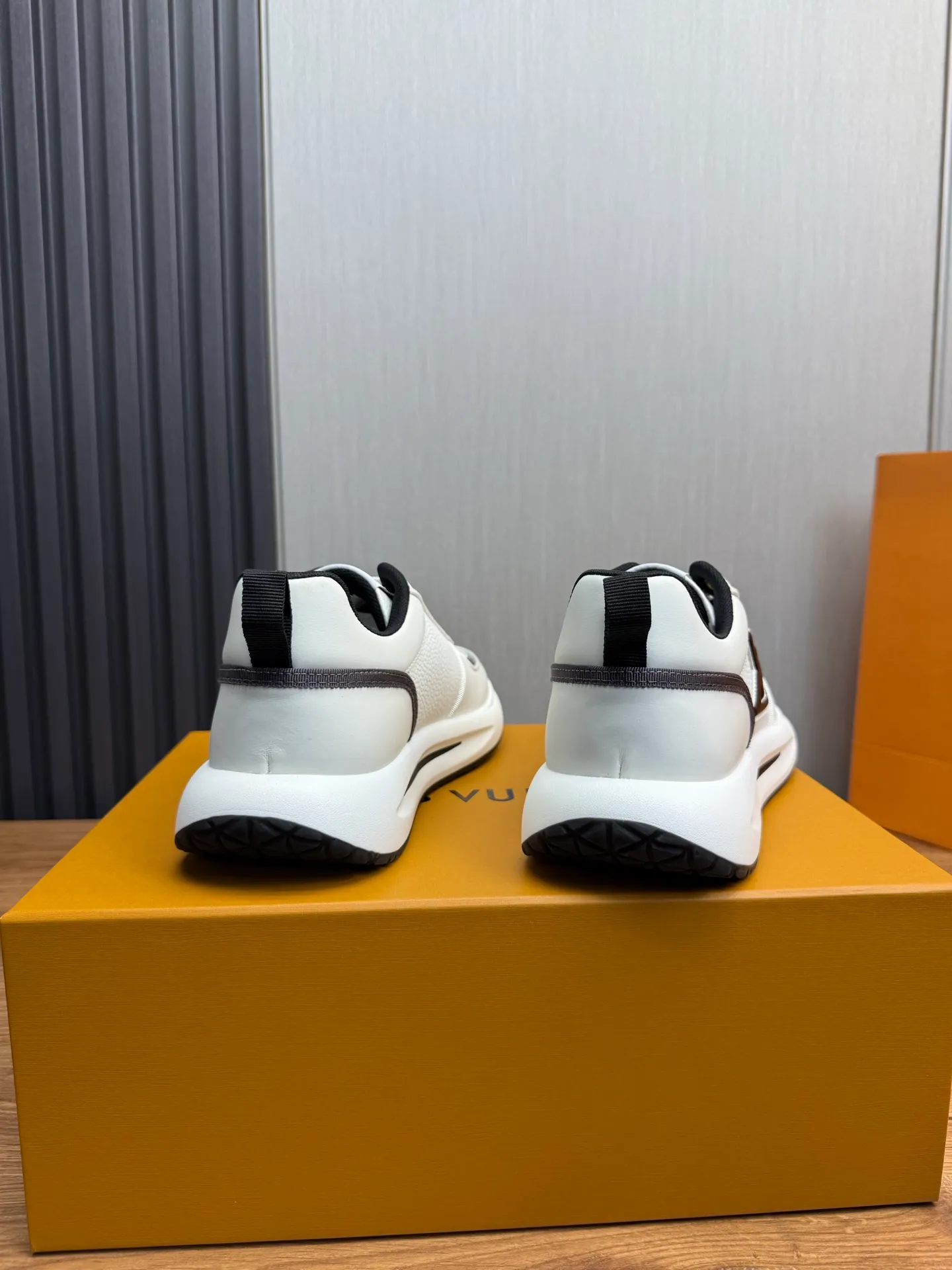 Men's shoes 💰820💰 Lv. Top purchasing agent 🇮🇹 Louis Vuitton, sports shoes counter synchronization, uppers imported from Italy, high-quality splicing and complex handicrafts, imported mesh pads are soft and comfortable, soles: original factory special soles, TPU exclusive movable molded soles super comfortable, original factory single goods, 🔍🔍high quality, you can enter and exit the counter at will, welcome to compare, code number 38-44 (Customized 38.45)